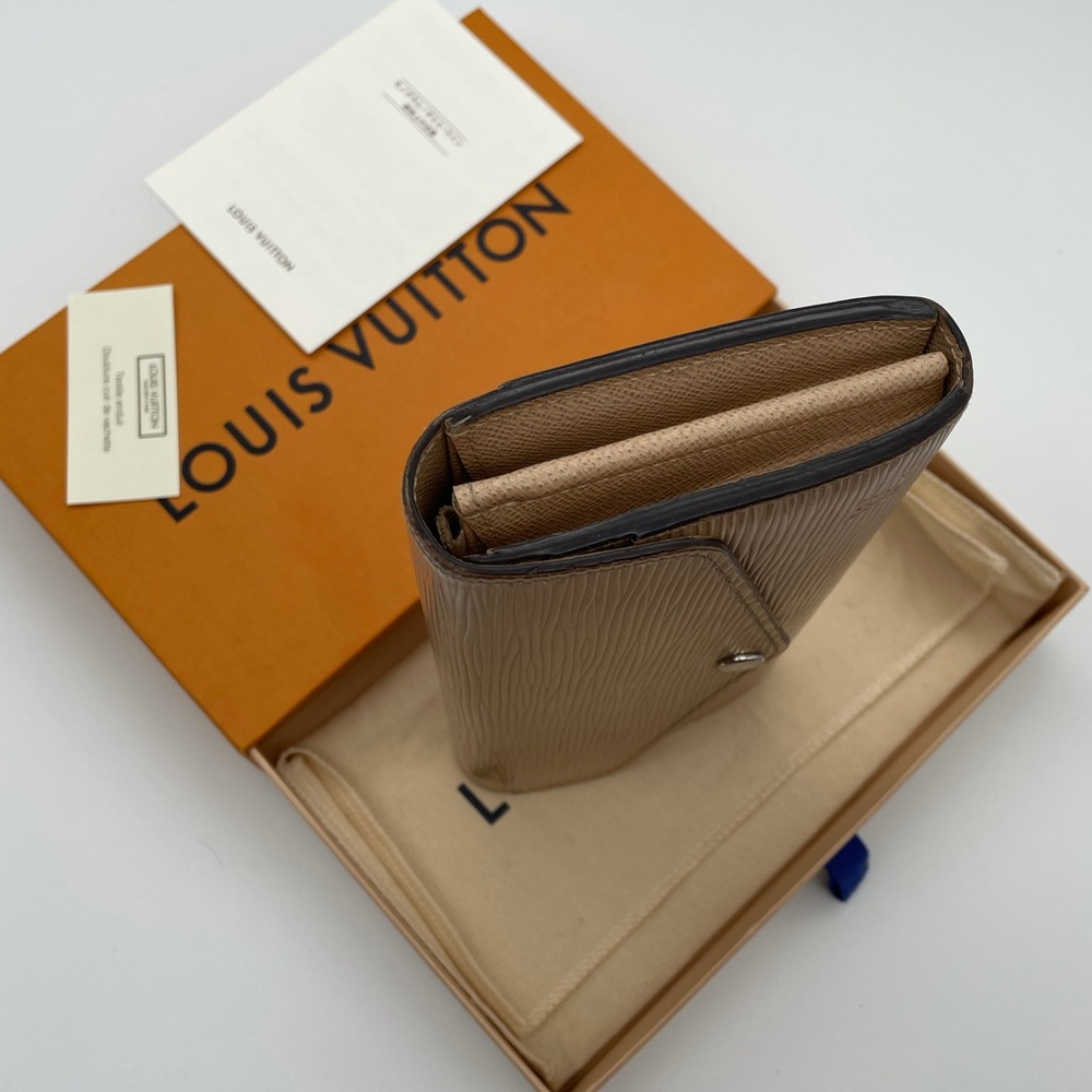 Louis Vuitton - Picture 9 of 13